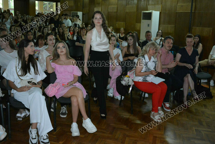 Тържествено връчиха дипломите на Випуск 2025 на хасковската Езикова гимназия