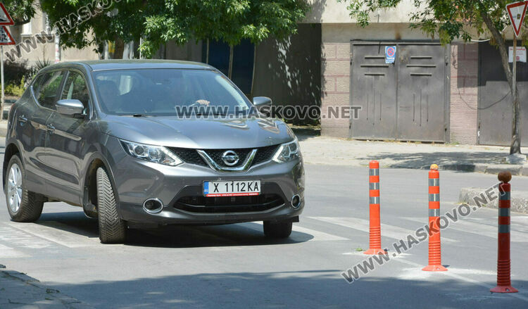 Счупиха едно от монтираните вчера разделителни колчета, върху тях поставиха плодове