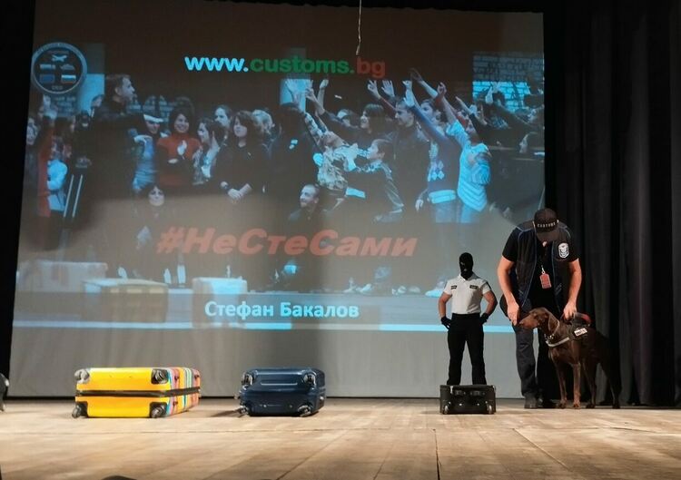„Не сте сами“ запозна над 6300 деца от цялата страна с рисковете от наркотиците и хазартната зависимост