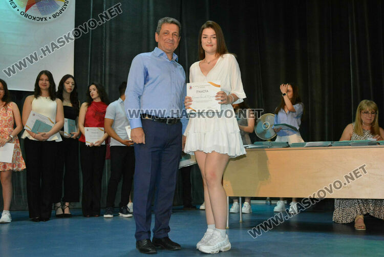 Тържествено връчиха дипломите на Випуск 2025 на хасковската Езикова гимназия