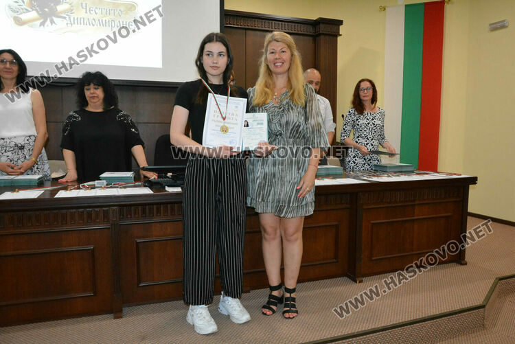 Зрелостниците на ПМГ-Хасково получиха тържествено дипломите си, 29 са с медали