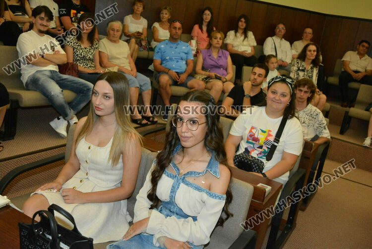 Зрелостниците на ПМГ-Хасково получиха тържествено дипломите си, 29 са с медали