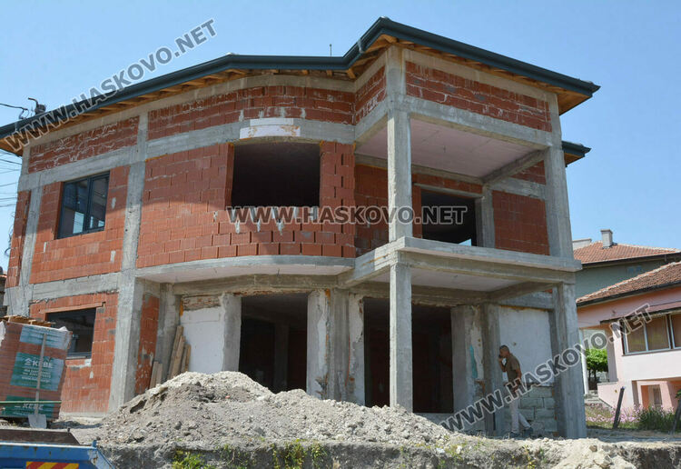 ВиК разкопа улица за прокарване на канализация към нова къща в Хасково