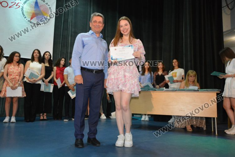 Тържествено връчиха дипломите на Випуск 2025 на хасковската Езикова гимназия