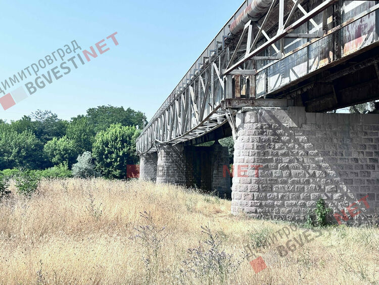 Огромни количества питейна вода се изливат в р. Марица, поради авария на водопровод под мост