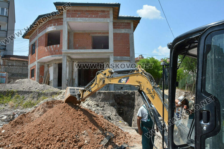 ВиК разкопа улица за прокарване на канализация към нова къща в Хасково
