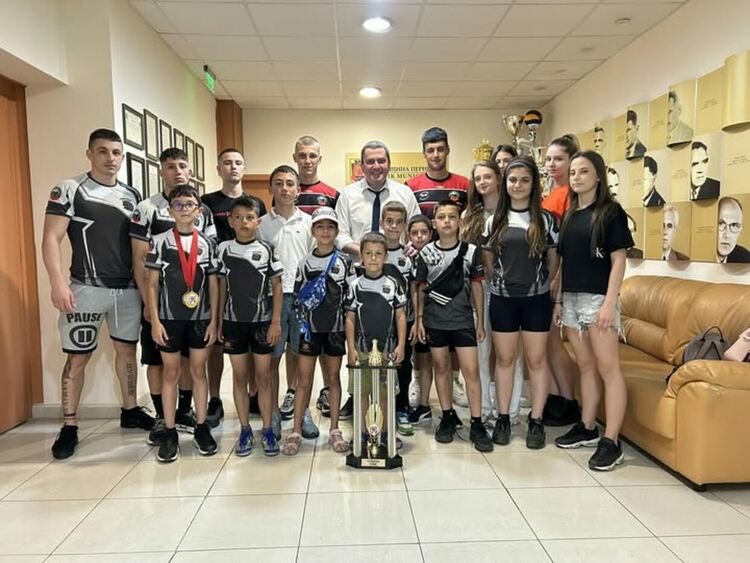 Кметът на Община Перник Станислав Владимиров прие част от състезателите на спортен клуб „Tiger Team“