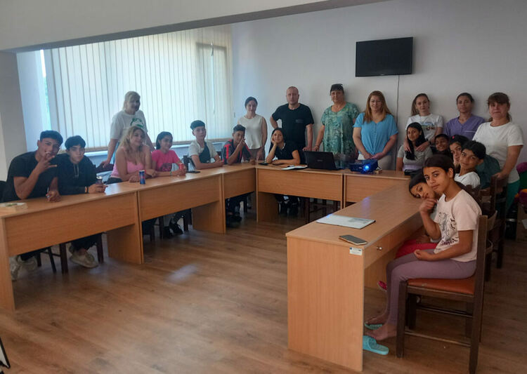Полицаи от управленията в Момчилград и Крумовград дискутираха с ученици вредата от наркотиците и представиха филм по темата