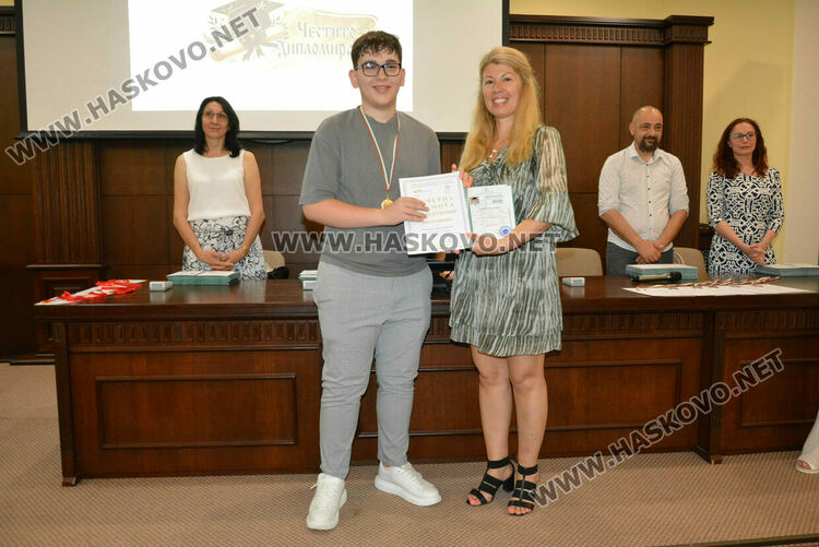Зрелостниците на ПМГ-Хасково получиха тържествено дипломите си, 29 са с медали