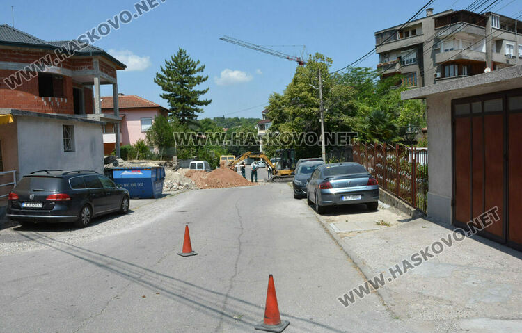 ВиК разкопа улица за прокарване на канализация към нова къща в Хасково