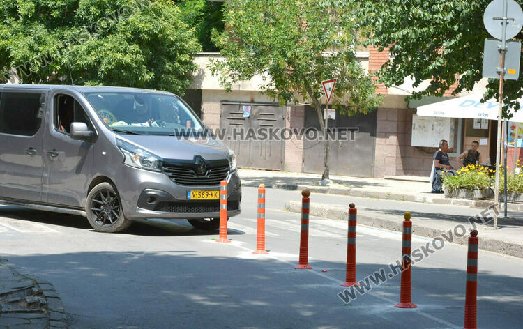 Счупиха едно от монтираните вчера разделителни колчета, върху тях поставиха плодове