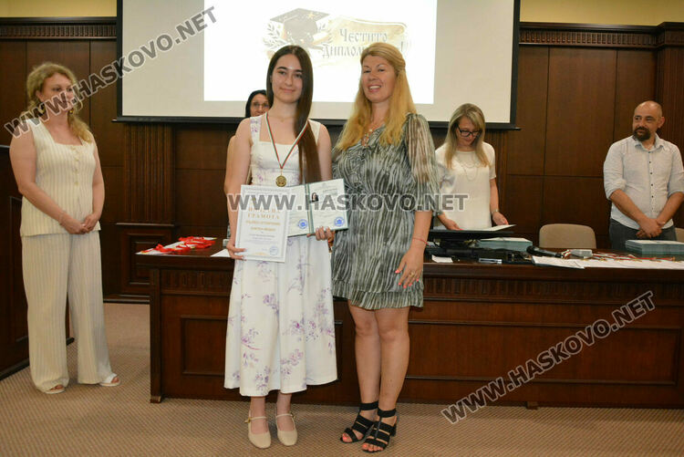 Зрелостниците на ПМГ-Хасково получиха тържествено дипломите си, 29 са с медали