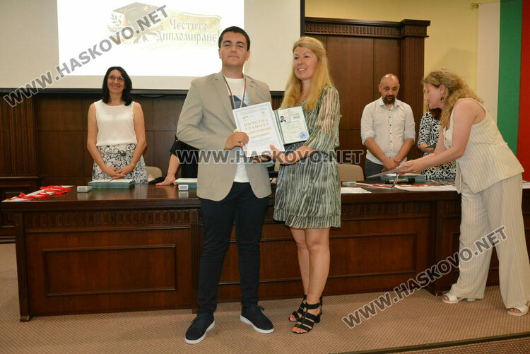 Зрелостниците на ПМГ-Хасково получиха тържествено дипломите си, 29 са с медали