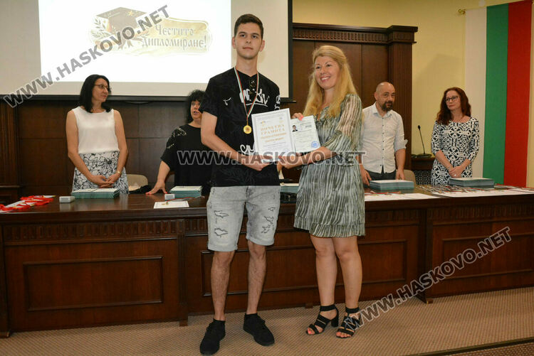 Зрелостниците на ПМГ-Хасково получиха тържествено дипломите си, 29 са с медали