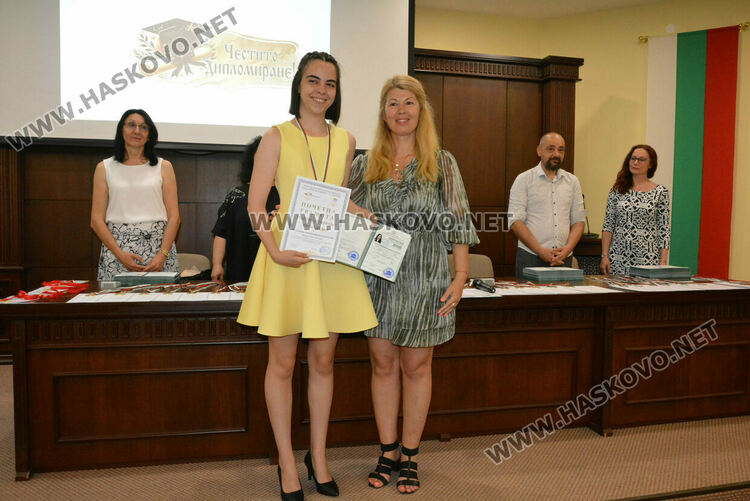 Зрелостниците на ПМГ-Хасково получиха тържествено дипломите си, 29 са с медали