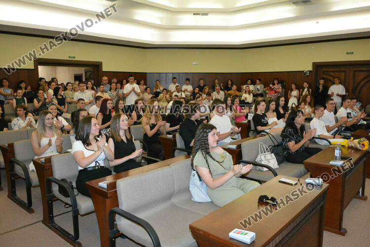 Зрелостниците на ПМГ-Хасково получиха тържествено дипломите си, 29 са с медали