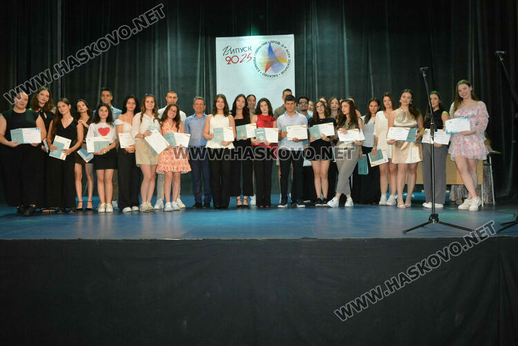Тържествено връчиха дипломите на Випуск 2025 на хасковската Езикова гимназия