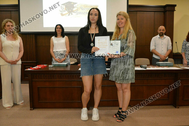 Зрелостниците на ПМГ-Хасково получиха тържествено дипломите си, 29 са с медали
