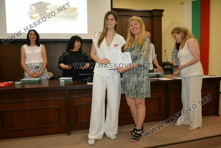 Зрелостниците на ПМГ-Хасково получиха тържествено дипломите си, 29 са с медали