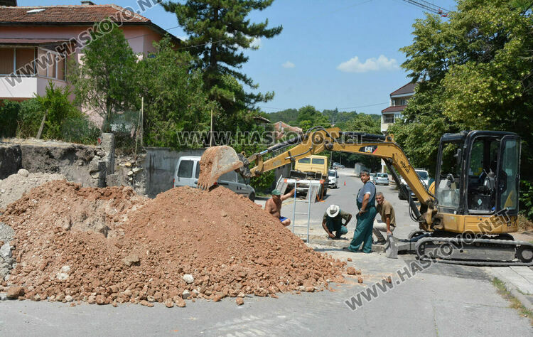 ВиК разкопа улица за прокарване на канализация към нова къща в Хасково