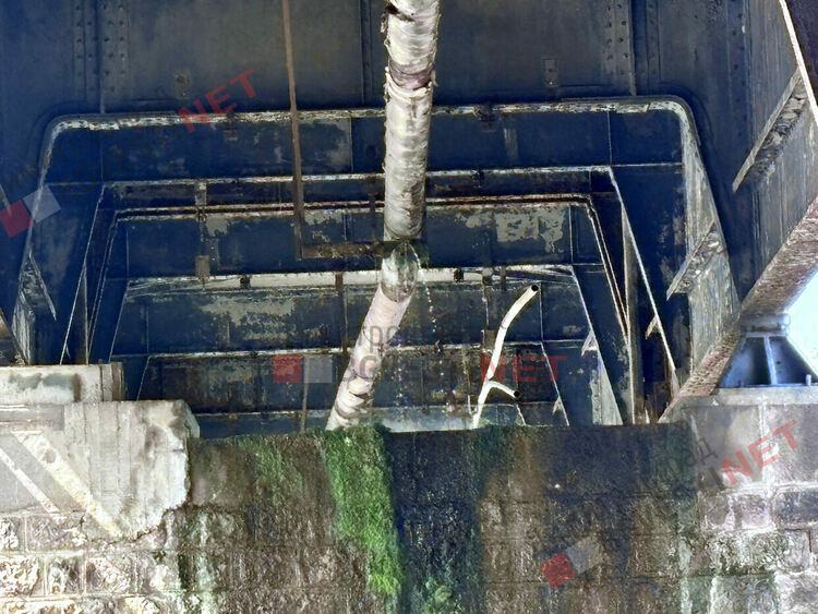 Огромни количества питейна вода се изливат в р. Марица, поради авария на водопровод под мост