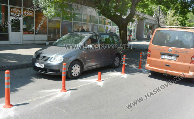 Счупиха едно от монтираните вчера разделителни колчета, върху тях поставиха плодове