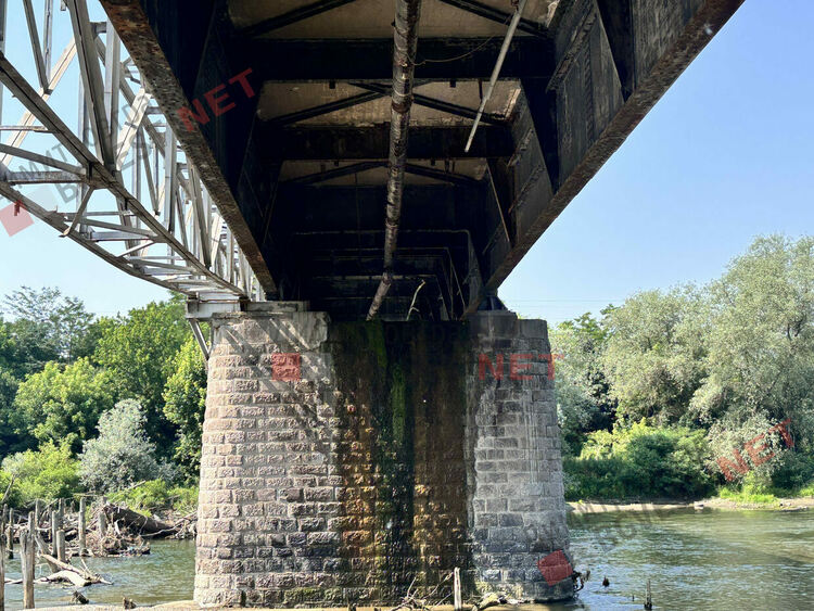 Огромни количества питейна вода се изливат в р. Марица, поради авария на водопровод под мост