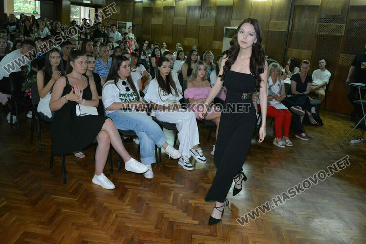 Тържествено връчиха дипломите на Випуск 2025 на хасковската Езикова гимназия