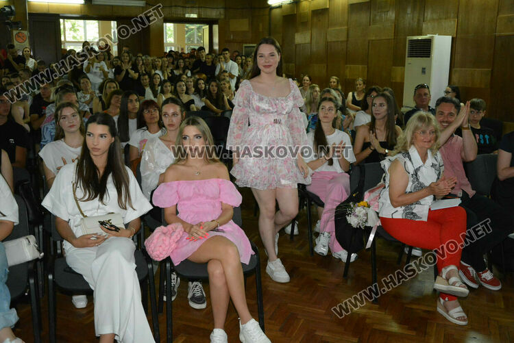 Тържествено връчиха дипломите на Випуск 2025 на хасковската Езикова гимназия