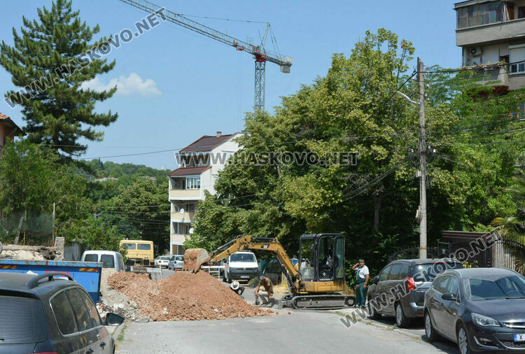 ВиК разкопа улица за прокарване на канализация към нова къща в Хасково
