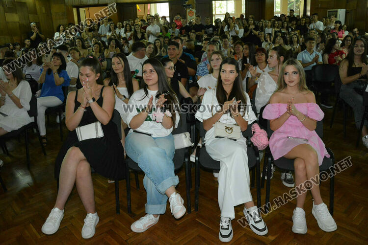 Тържествено връчиха дипломите на Випуск 2025 на хасковската Езикова гимназия