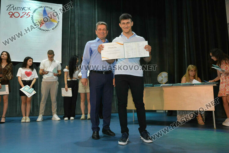Тържествено връчиха дипломите на Випуск 2025 на хасковската Езикова гимназия