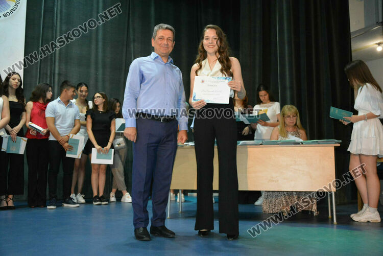 Тържествено връчиха дипломите на Випуск 2025 на хасковската Езикова гимназия