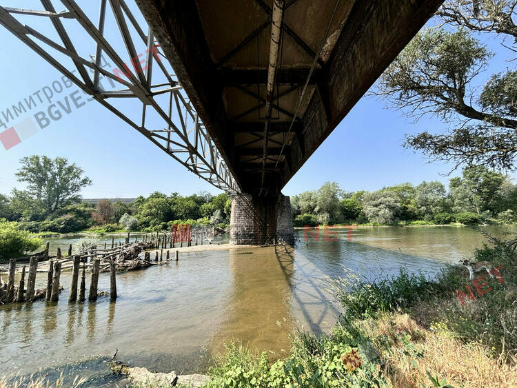 Огромни количества питейна вода се изливат в р. Марица, поради авария на водопровод под мост