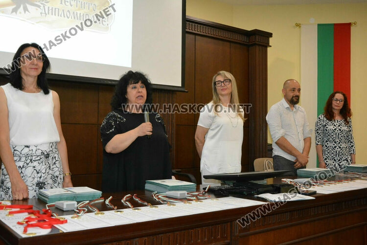 Зрелостниците на ПМГ-Хасково получиха тържествено дипломите си, 29 са с медали