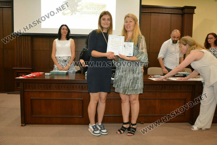 Зрелостниците на ПМГ-Хасково получиха тържествено дипломите си, 29 са с медали