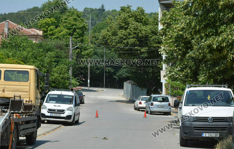 ВиК разкопа улица за прокарване на канализация към нова къща в Хасково