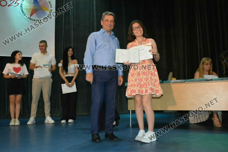 Тържествено връчиха дипломите на Випуск 2025 на хасковската Езикова гимназия