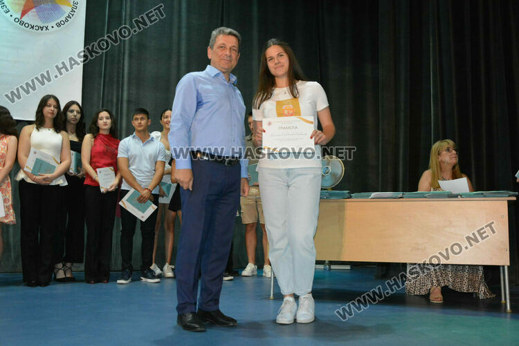 Тържествено връчиха дипломите на Випуск 2025 на хасковската Езикова гимназия