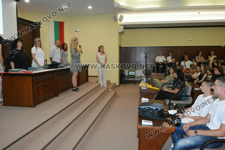 Зрелостниците на ПМГ-Хасково получиха тържествено дипломите си, 29 са с медали