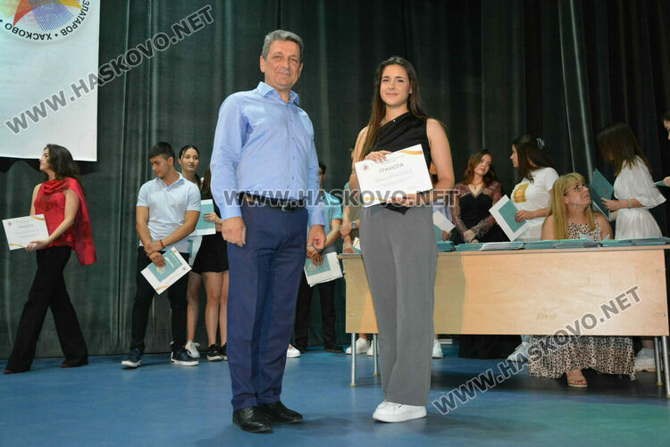 Тържествено връчиха дипломите на Випуск 2025 на хасковската Езикова гимназия