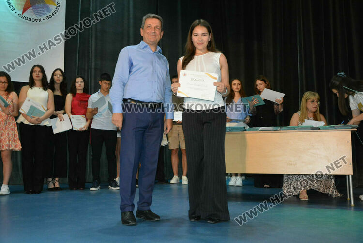 Тържествено връчиха дипломите на Випуск 2025 на хасковската Езикова гимназия