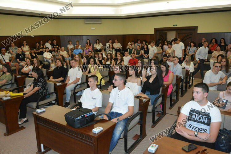 Зрелостниците на ПМГ-Хасково получиха тържествено дипломите си, 29 са с медали