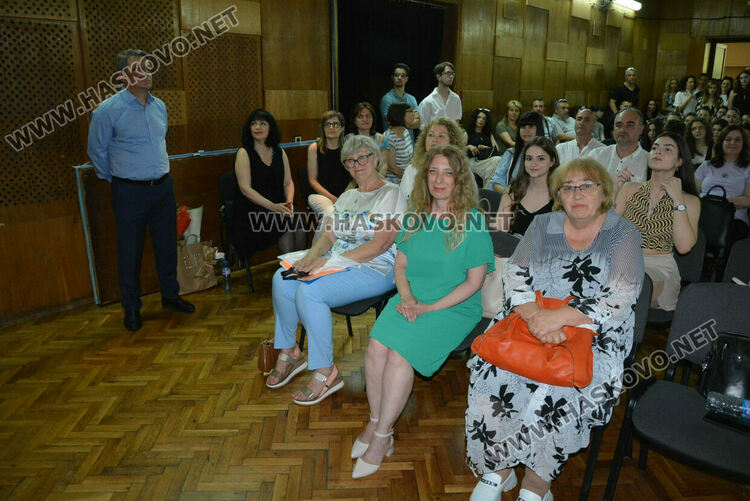 Тържествено връчиха дипломите на Випуск 2025 на хасковската Езикова гимназия