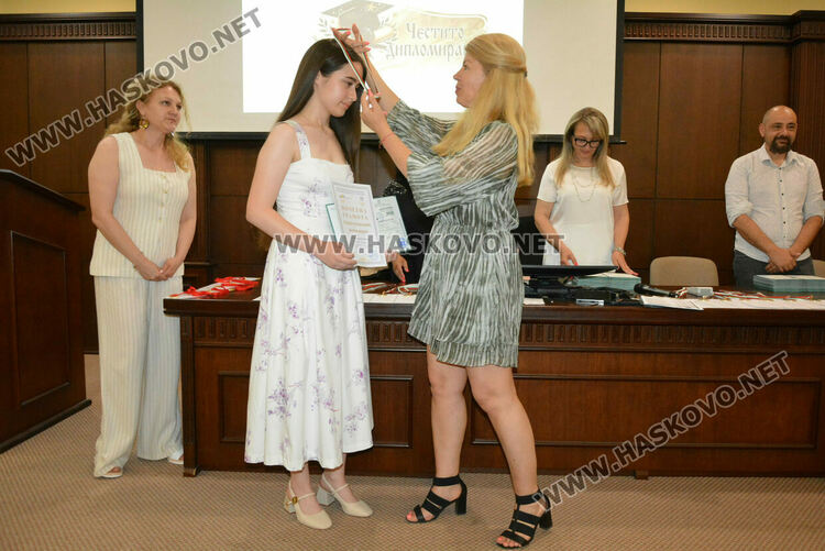Зрелостниците на ПМГ-Хасково получиха тържествено дипломите си, 29 са с медали