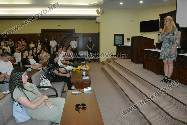 Зрелостниците на ПМГ-Хасково получиха тържествено дипломите си, 29 са с медали