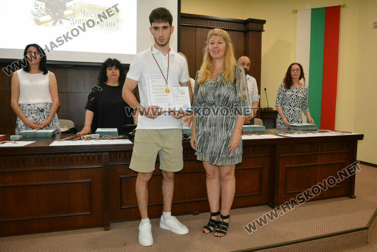 Зрелостниците на ПМГ-Хасково получиха тържествено дипломите си, 29 са с медали