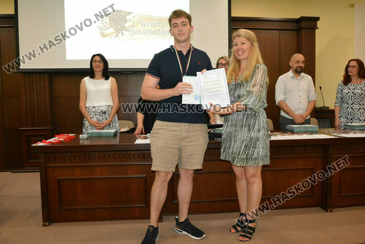 Зрелостниците на ПМГ-Хасково получиха тържествено дипломите си, 29 са с медали