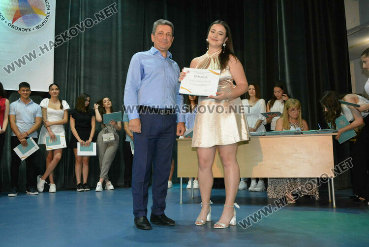 Тържествено връчиха дипломите на Випуск 2025 на хасковската Езикова гимназия