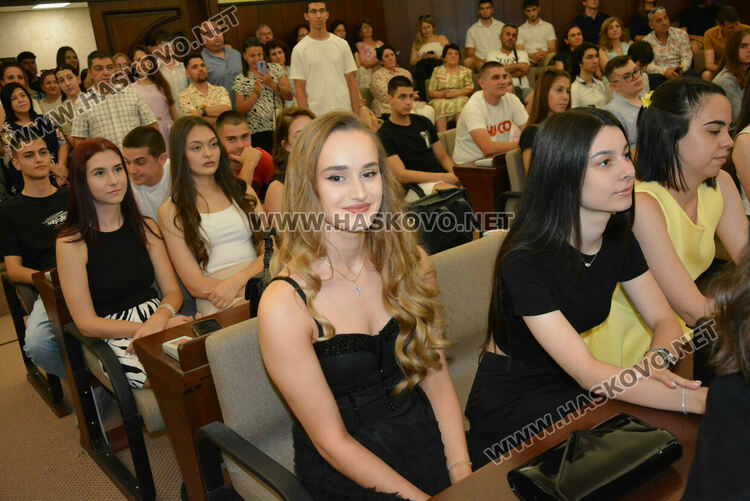 Зрелостниците на ПМГ-Хасково получиха тържествено дипломите си, 29 са с медали